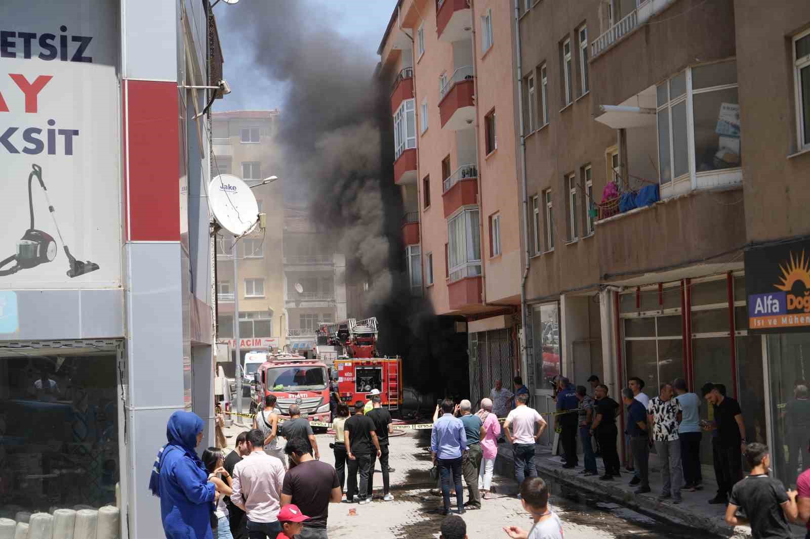 Niğde&rsquo;de iş yeri deposunda yangın
