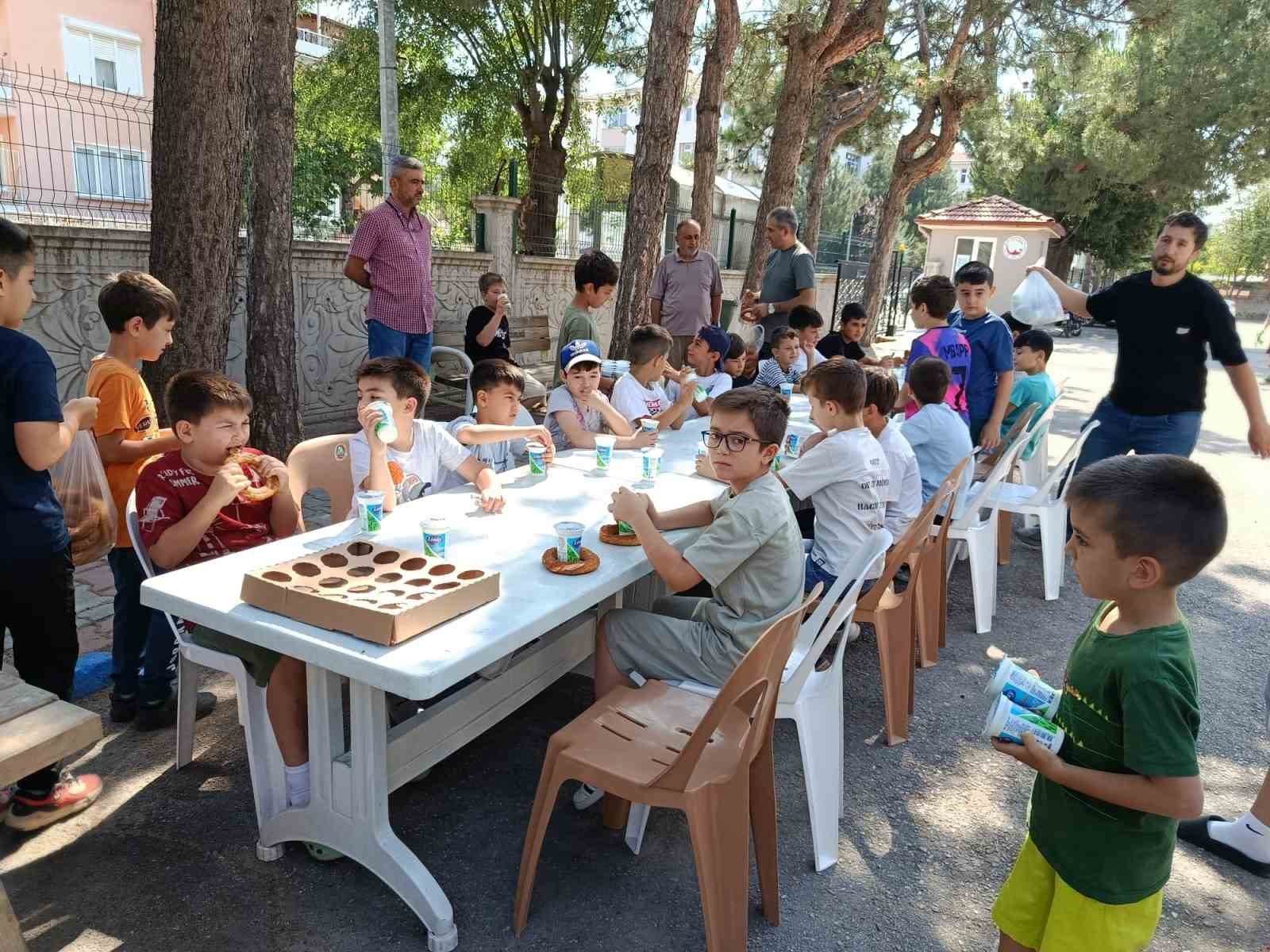 Simav’da Yaz Kur’an Kursu öğrencileri yapılan ikramlarla ödüllendiriliyor