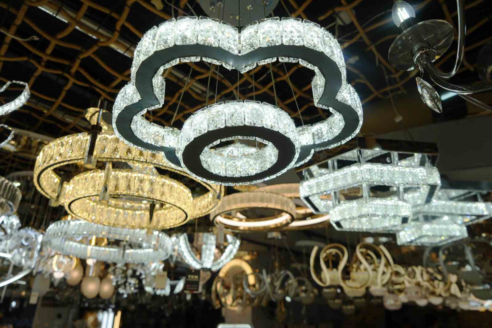 Eski avizeler teknolojiye yenildi: Yeni evlenen çiftler LED avizeleri tercih ediyor