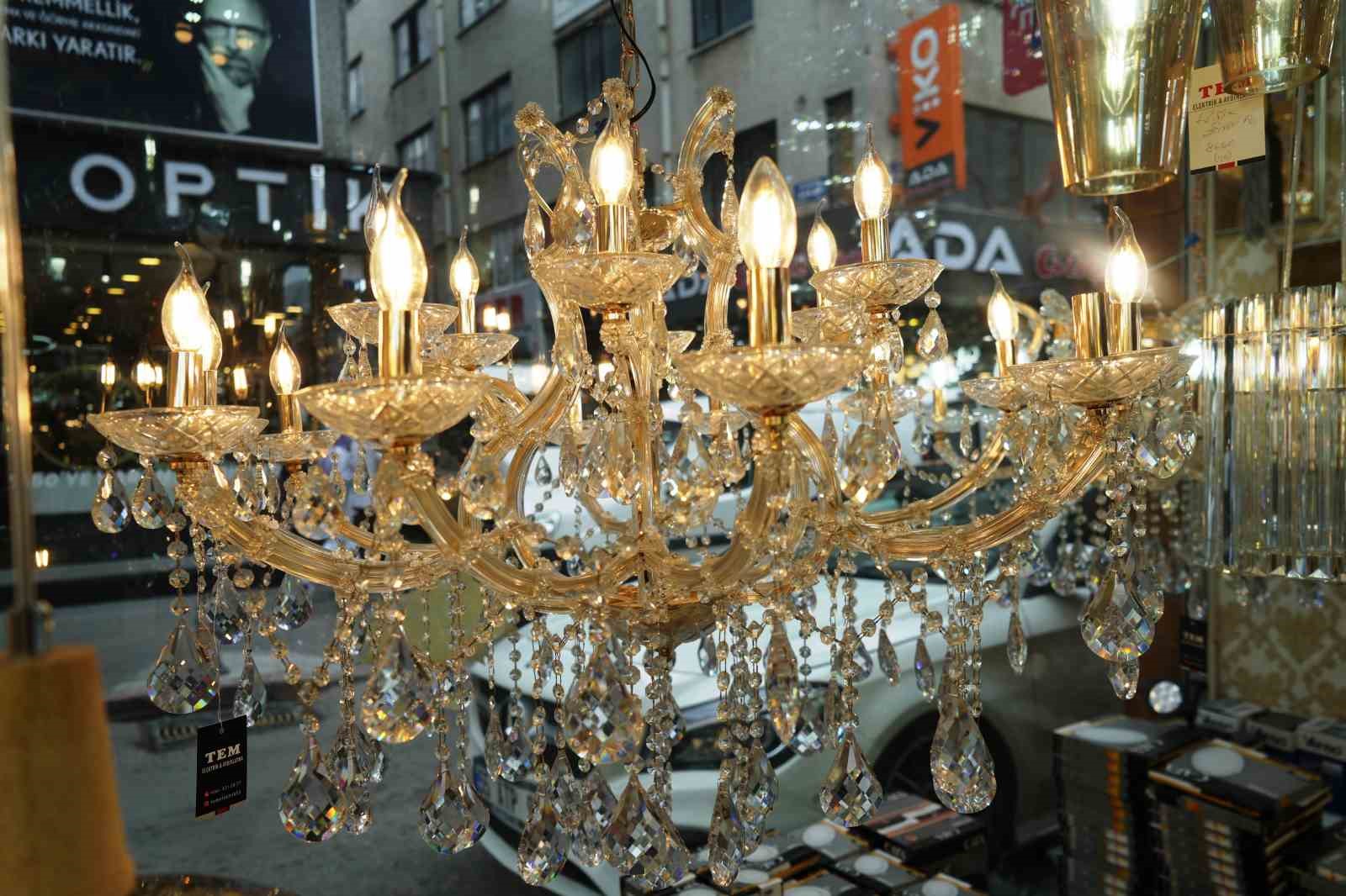 Eski avizeler teknolojiye yenildi: Yeni evlenen &ccedil;iftler LED avizeleri tercih ediyor
