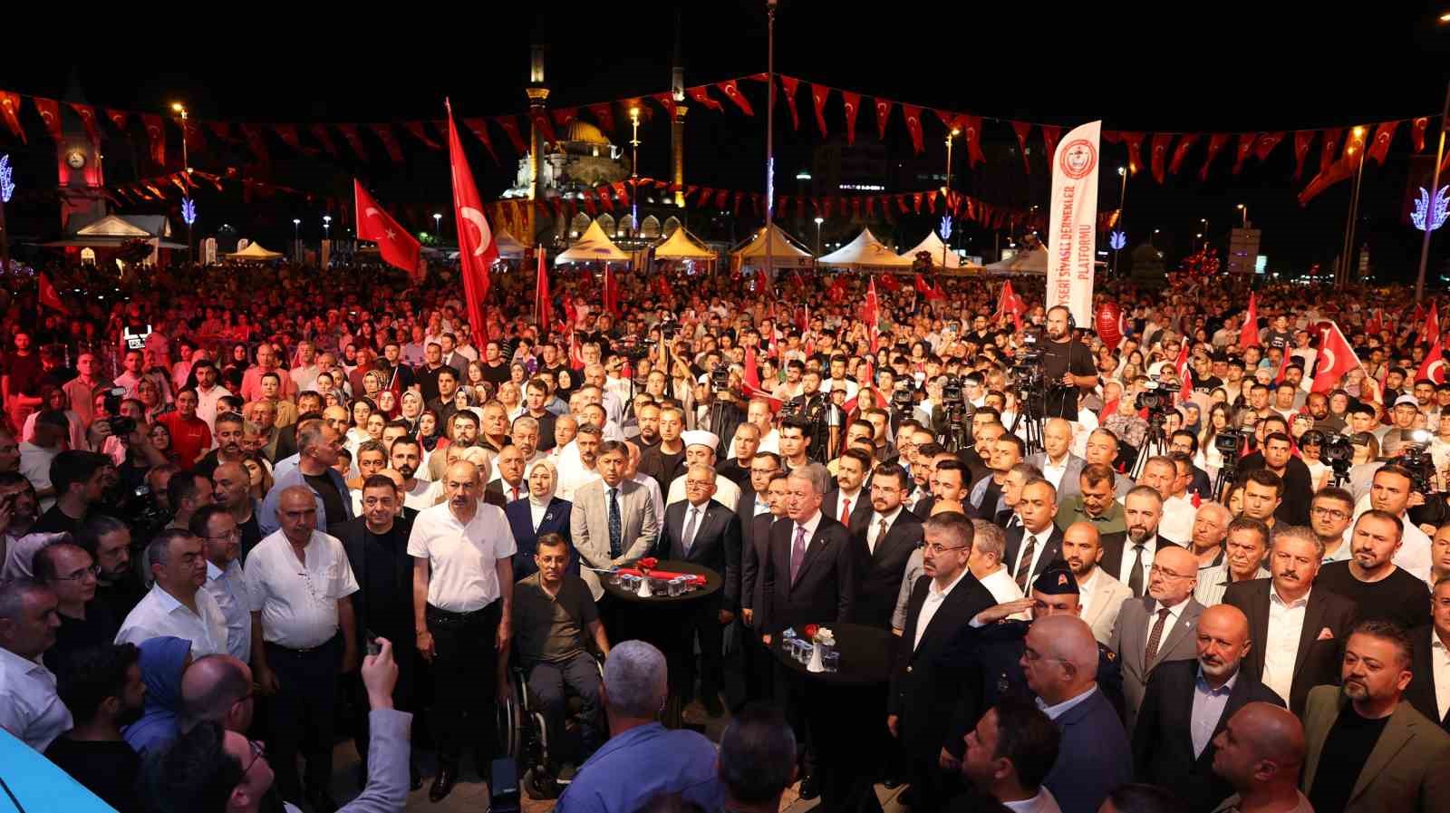 Kayseri iş d&uuml;nyası milletin zaferini Cumhuriyet Meydanı&rsquo;nda sahiplenmeye devam etti
