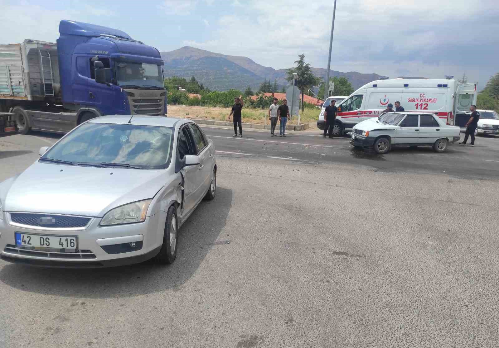 Kavşakta iki otomobil çarpıştı: 4 yaralı