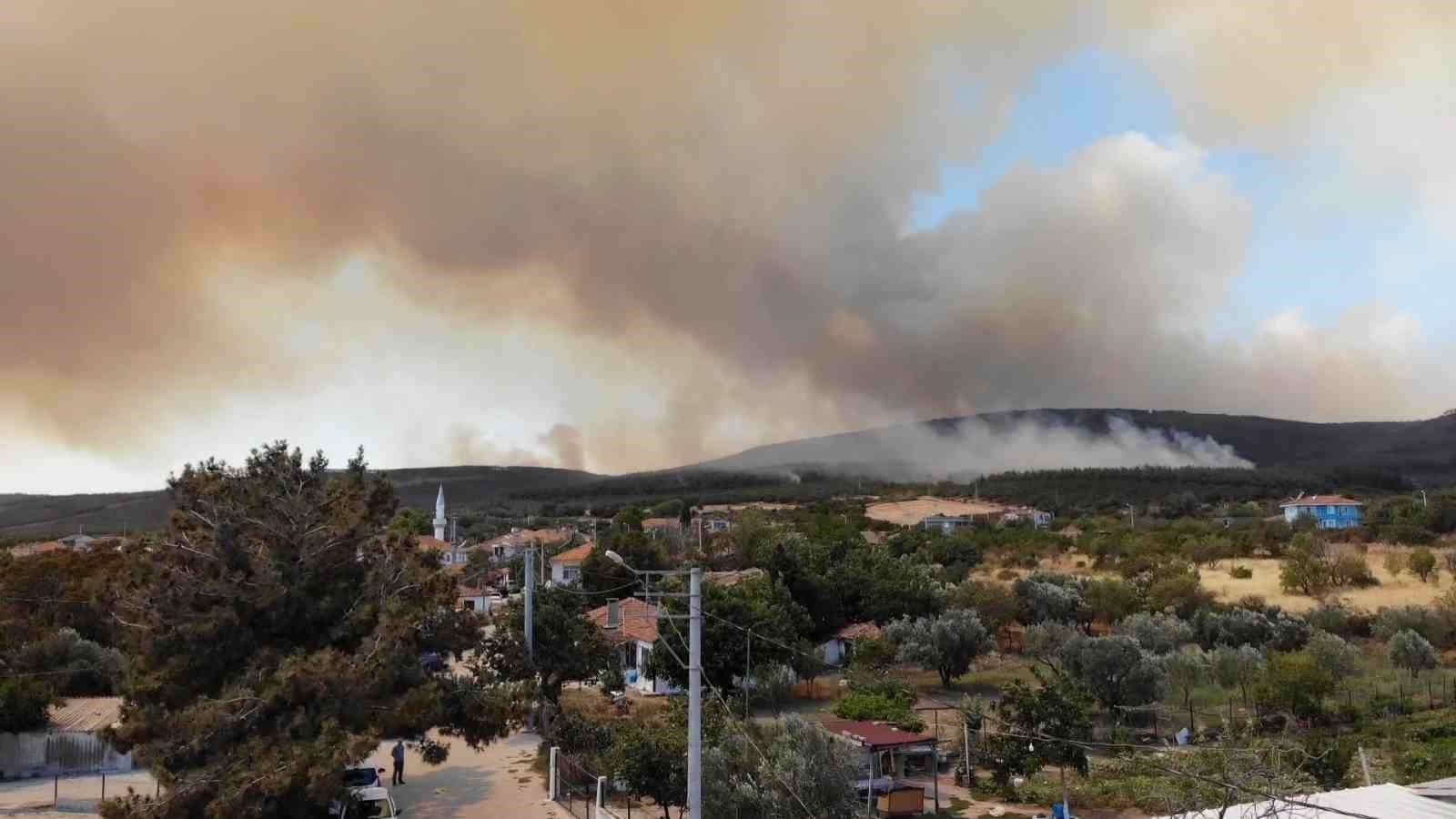 Orman yangınında y&uuml;kselen dumanlar dron ile havadan g&ouml;r&uuml;nt&uuml;lendi
