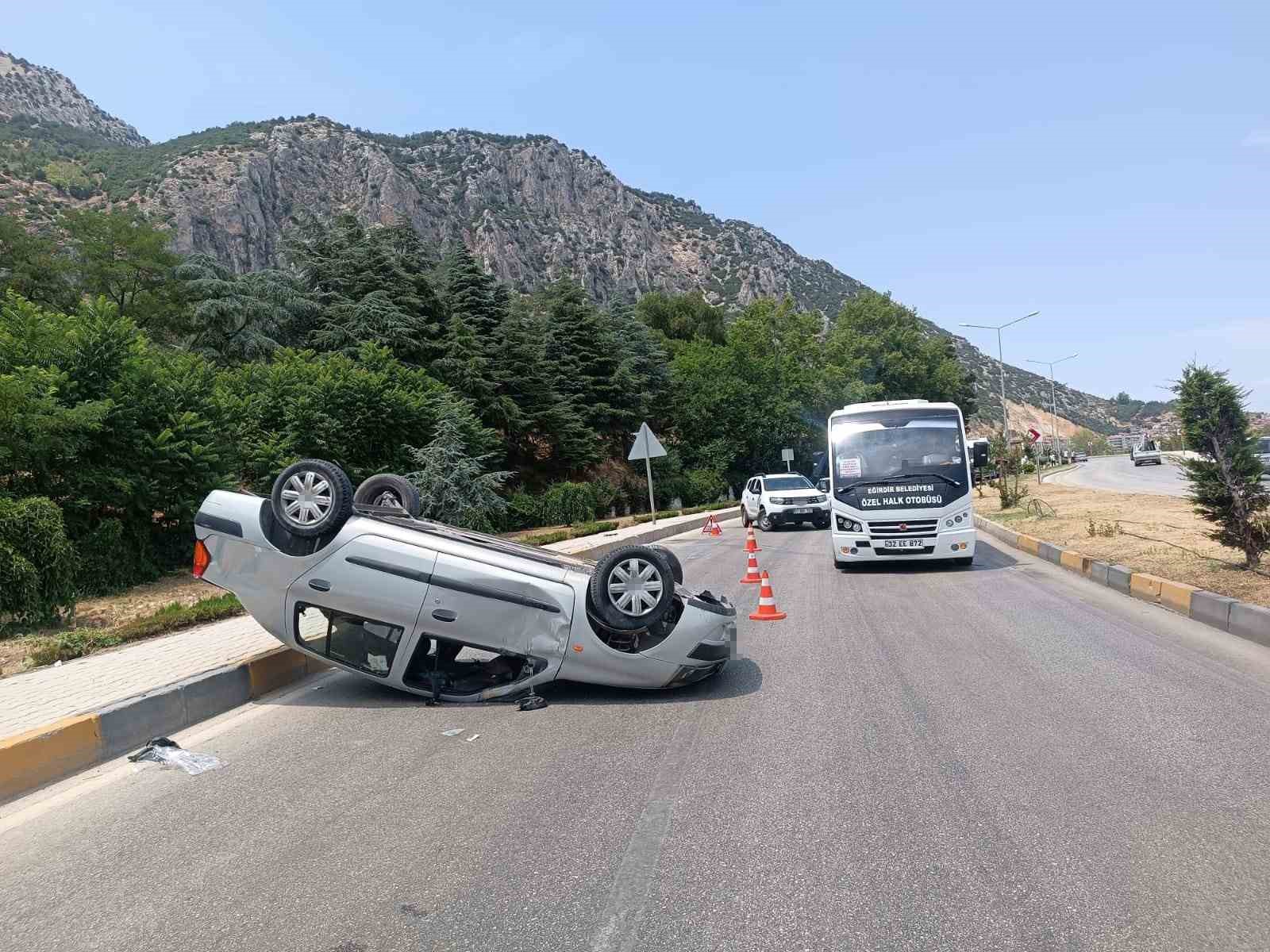 Bordür taşına çarpıp takla attı: 1 yaralı