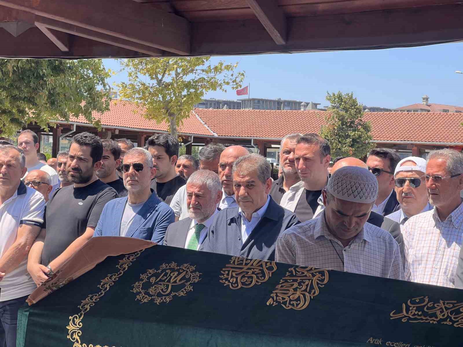 Bakan Yumaklı&rsquo;nın kayınvalidesi son yolculuğuna uğurlandı
