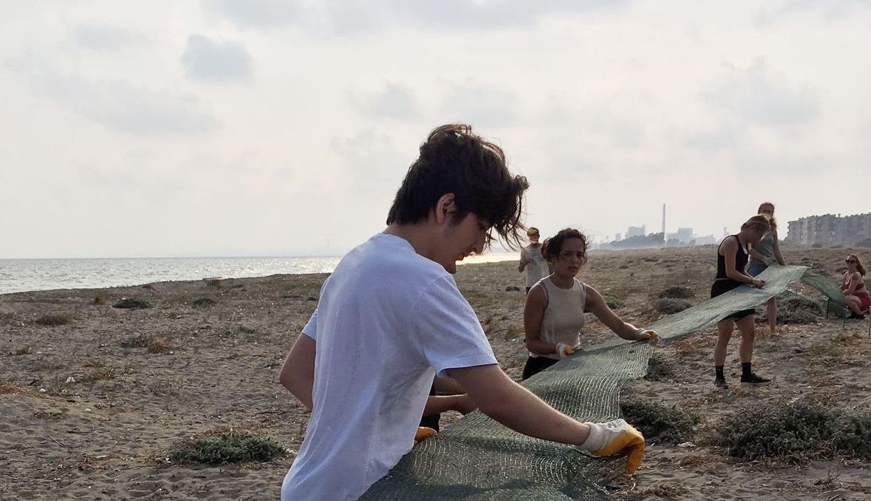 Gençler, kaplumbağaları korumak için sahile file çekiyor