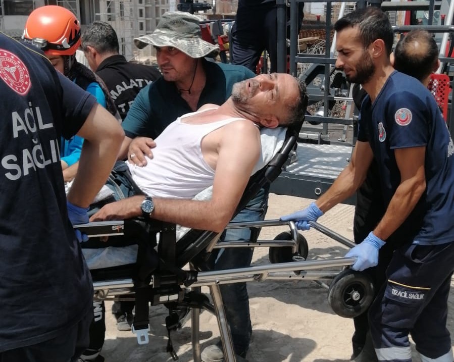 Kule vinçte fenalaşan operatörü itfaiye kurtardı