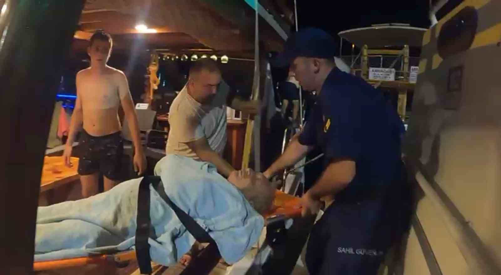 Araç yolu olmayan Kaleköy’de kalp krizi geçiren vatandaşa sahil güvenlik ekipleri yetişti