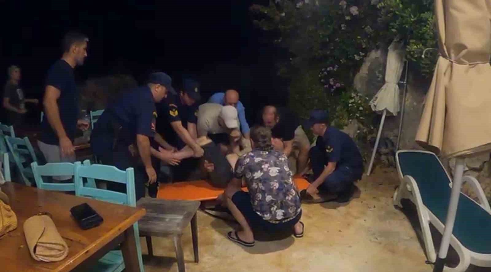 Ara&ccedil; yolu olmayan Kalek&ouml;y&rsquo;de kalp krizi ge&ccedil;iren vatandaşa sahil g&uuml;venlik ekipleri yetişti
