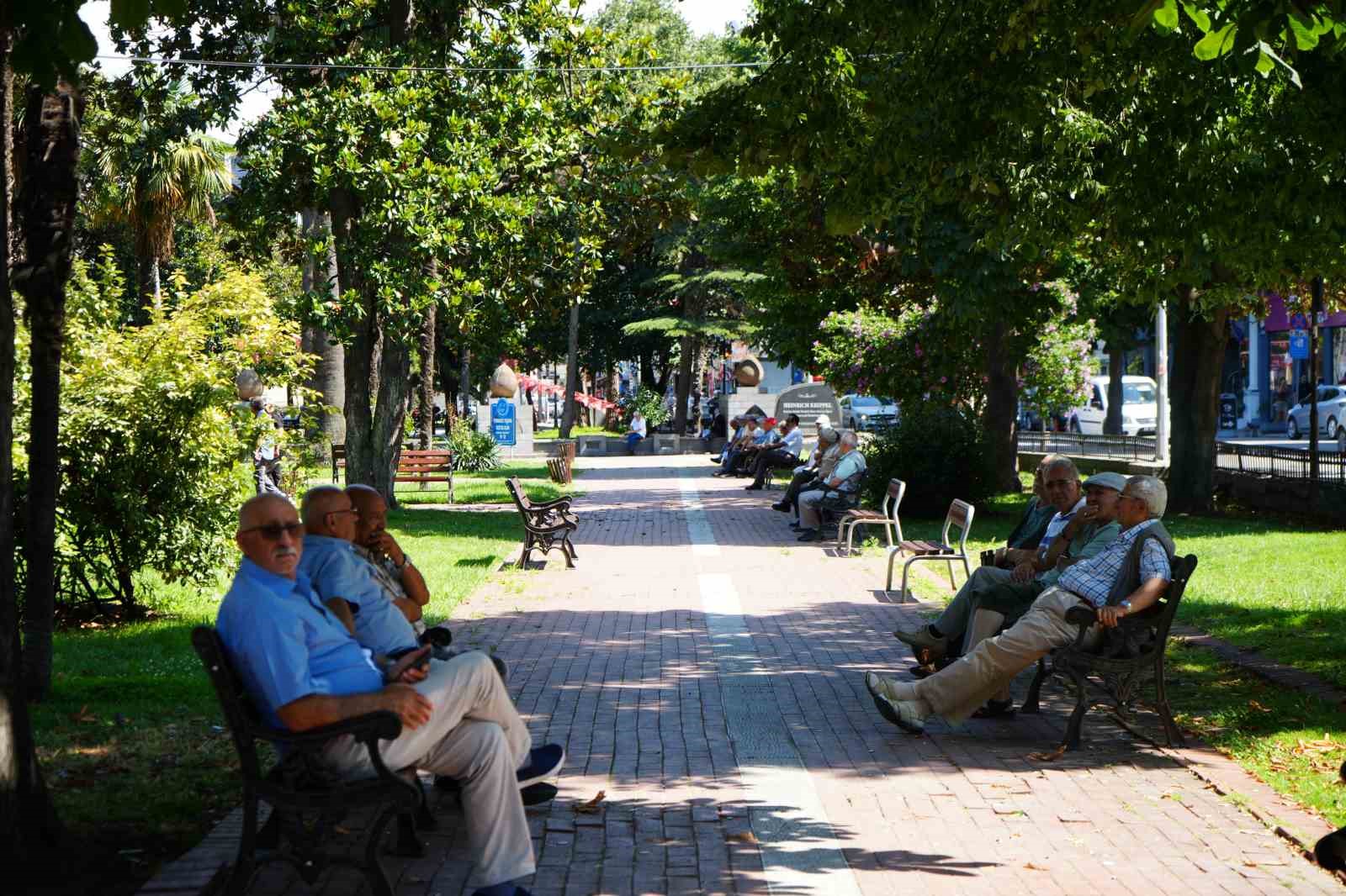 Samsun&rsquo;da sıcaklık 33 dereceyi, nem y&uuml;zde 90&rsquo;ı aştı
