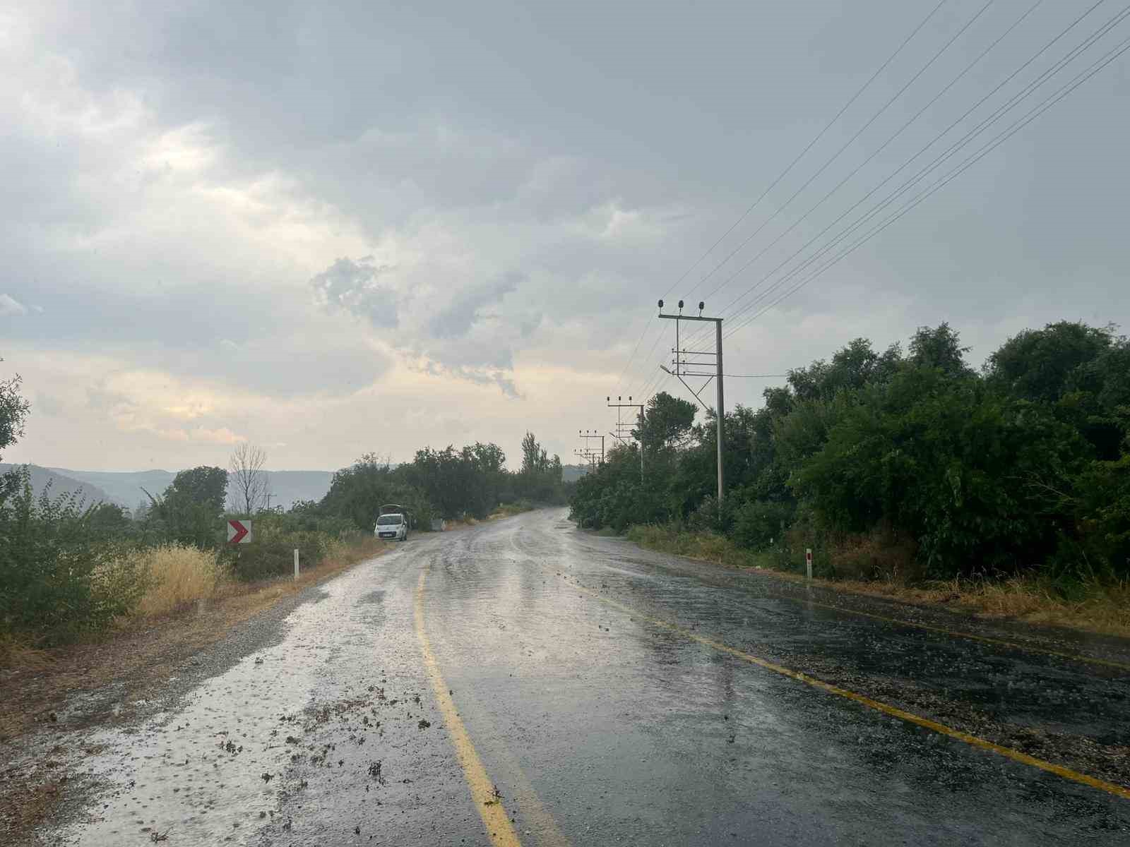 Bozdoğan sağanak yağışla serinledi