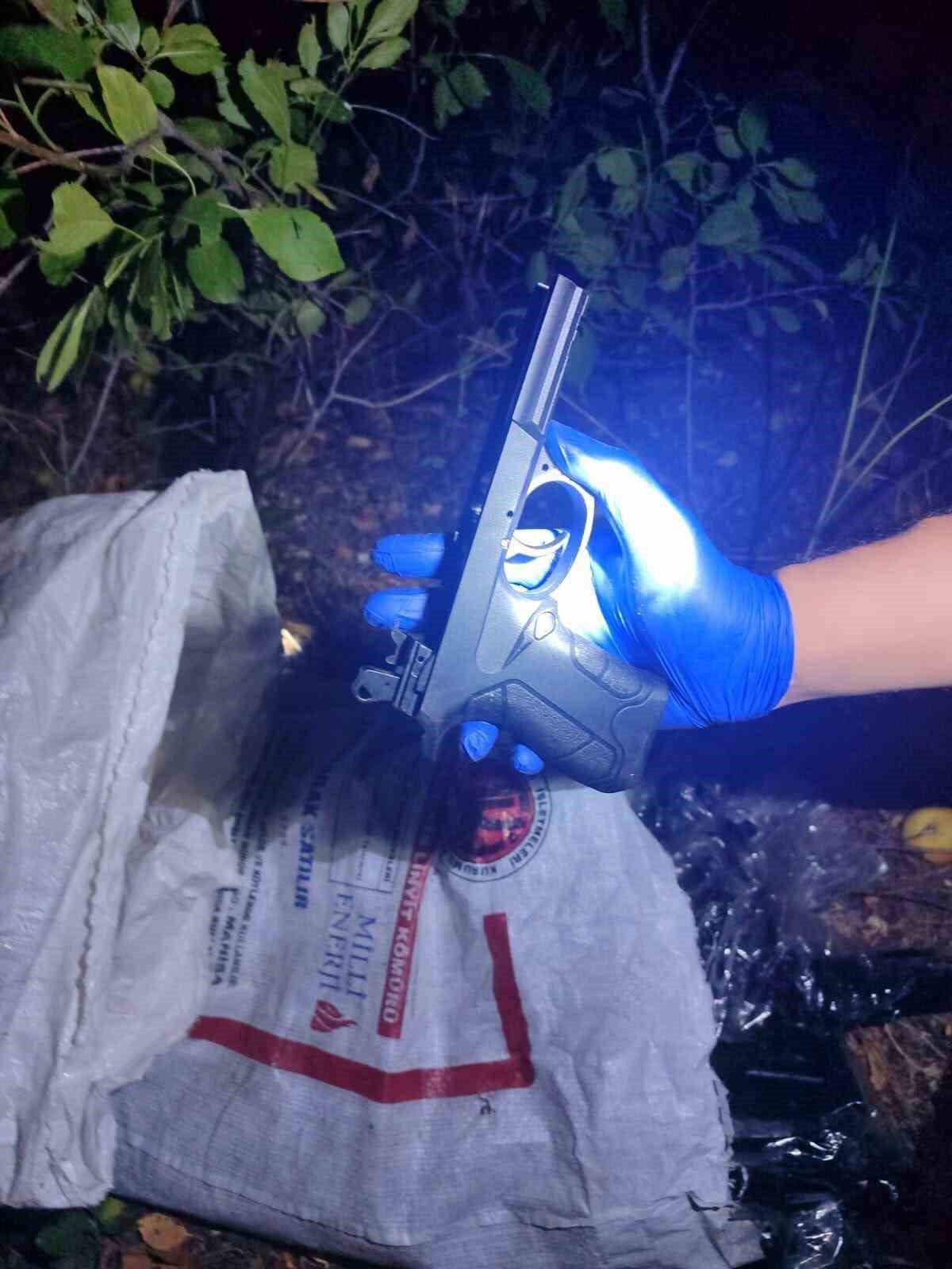 Ağaç altında çuval içinde tabanca ve tüfek parçaları bulundu