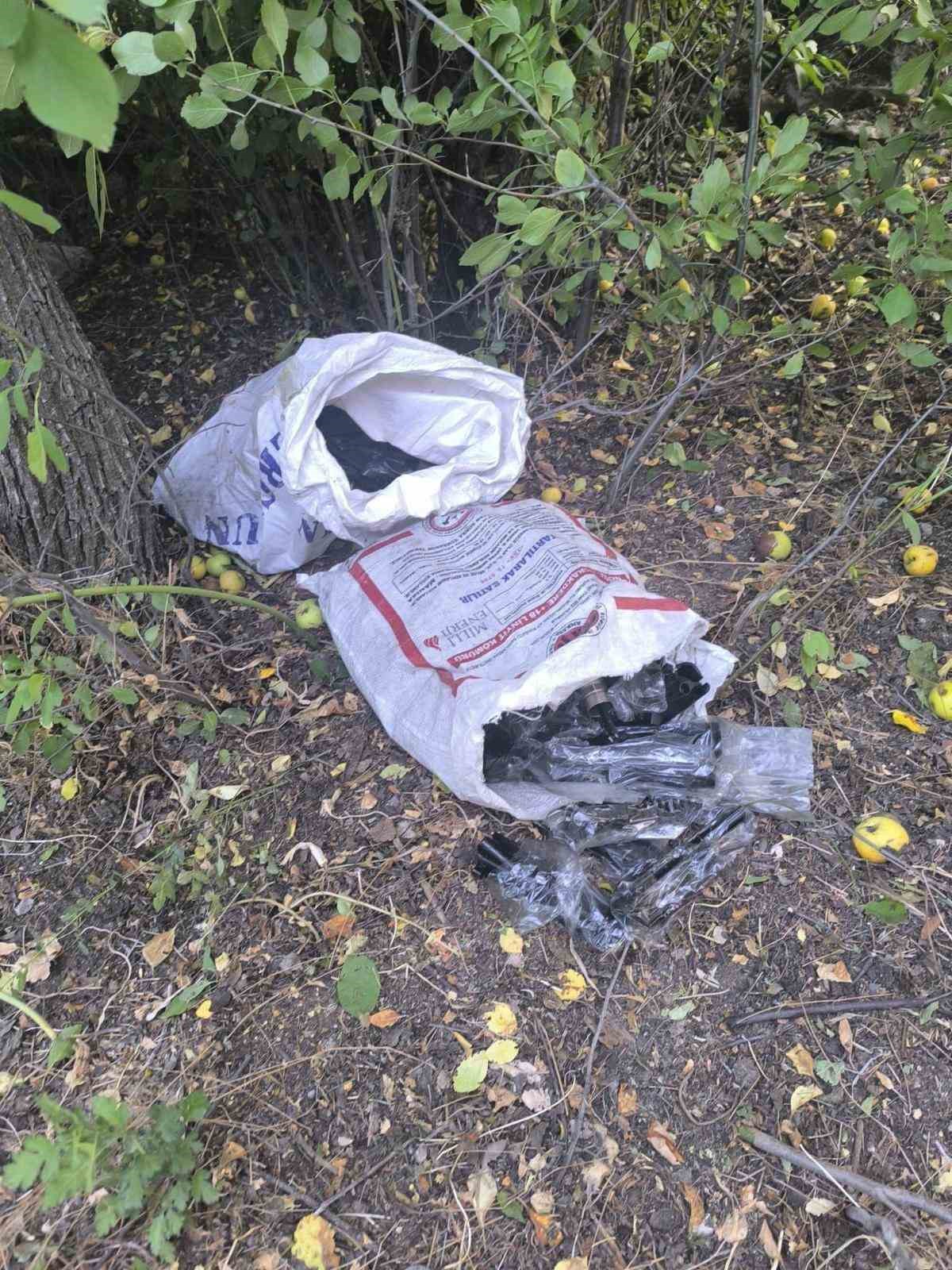 Ağa&ccedil; altında &ccedil;uval i&ccedil;inde tabanca ve t&uuml;fek par&ccedil;aları bulundu
