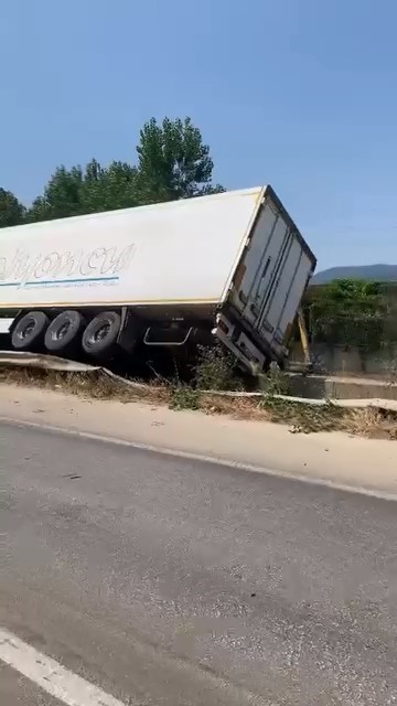 Bursa’da kontrolden çıkan tır devrildi
