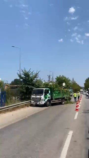 Bursa&rsquo;da kontrolden &ccedil;ıkan tır devrildi
