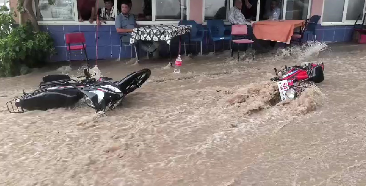 Aniden bastıran sağanak yağış Tavas’ta taşkına neden oldu