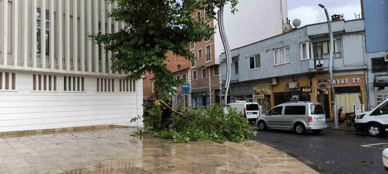 Aniden bastıran sağanak yağış Tavas&rsquo;ta taşkına neden oldu
