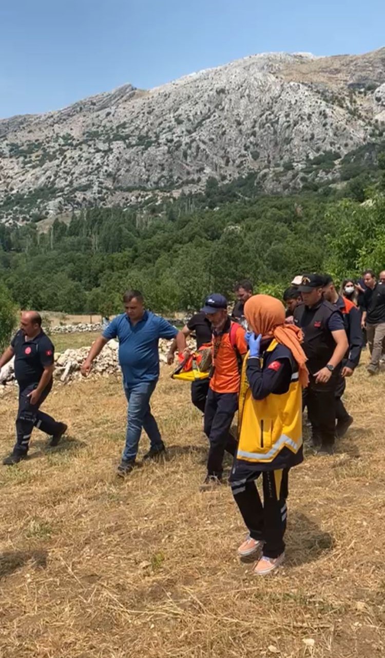 Kayıp Alzheimer hastası yaşlı kadın 12 saat sonra ekiplerce arazide bulundu

