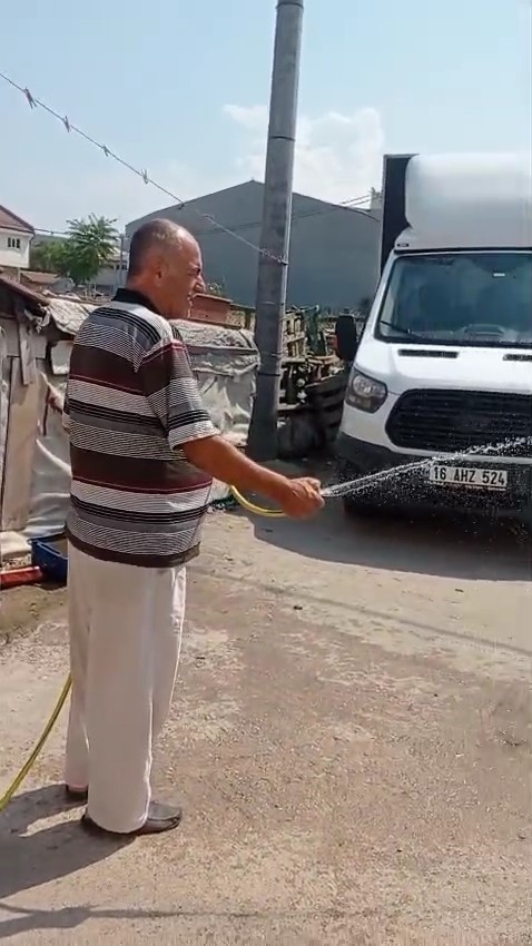 Sıcaktan bunalan leyleği hortumla serinletti
