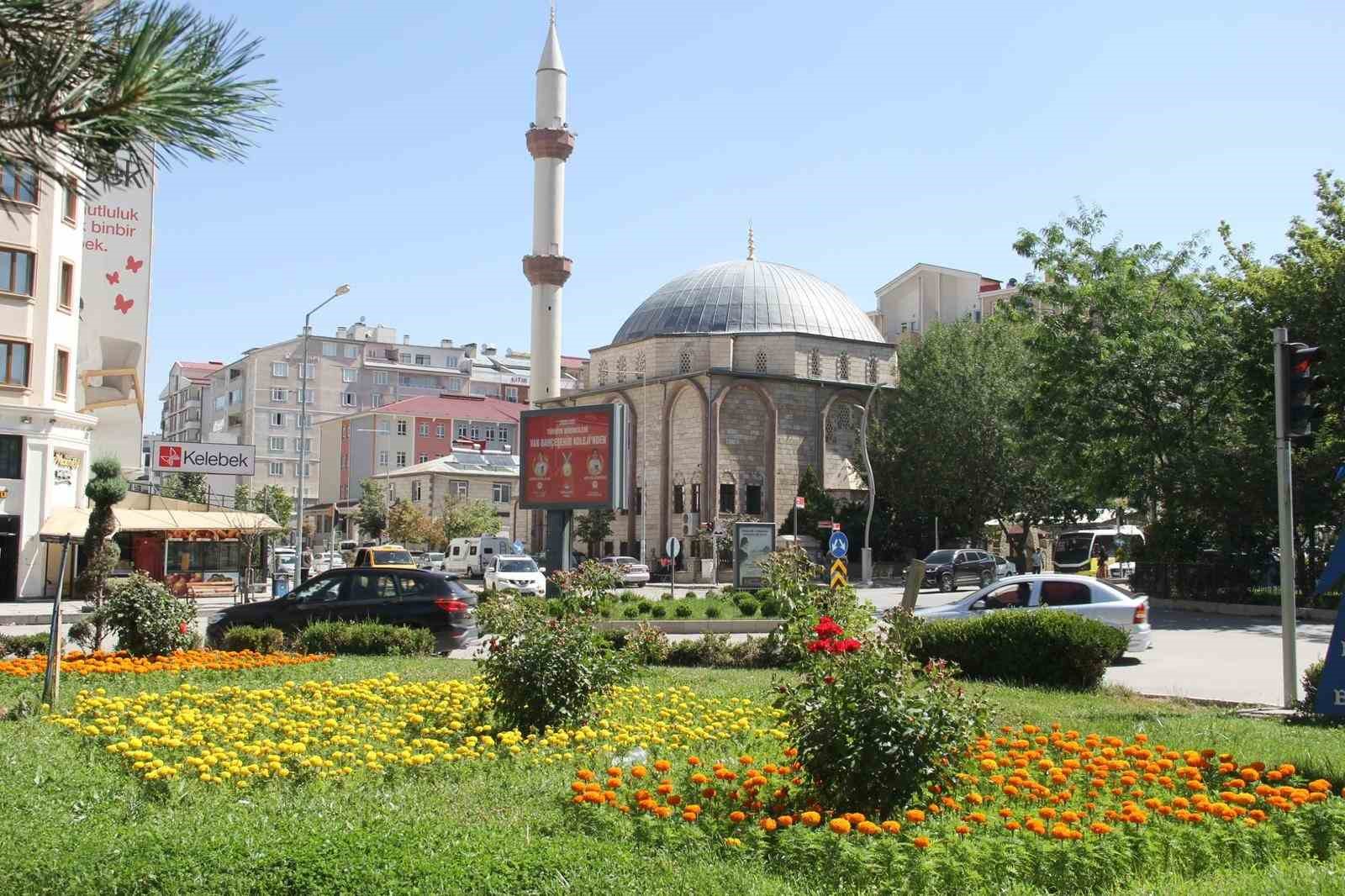 Van’daki cadde ve kavşaklar çiçek açtı