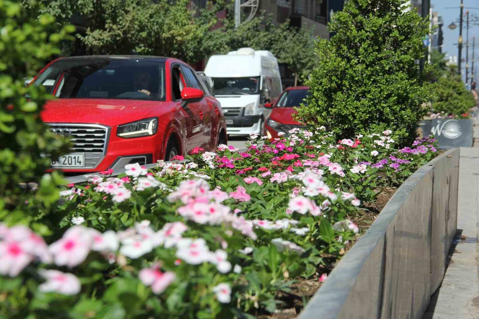 Van&rsquo;daki cadde ve kavşaklar &ccedil;i&ccedil;ek a&ccedil;tı
