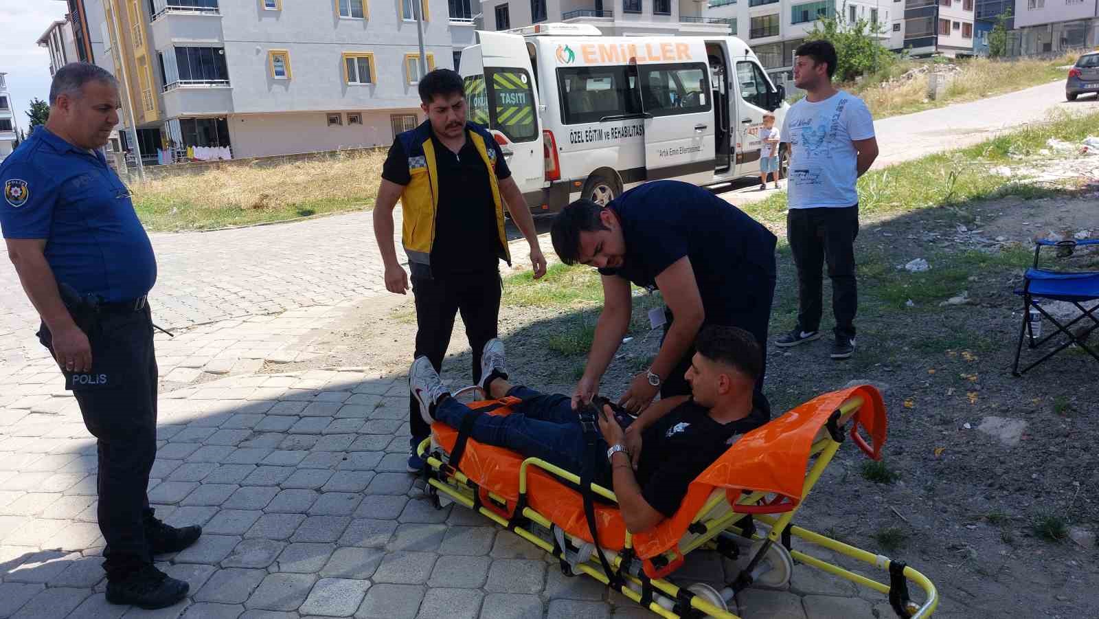 Motosiklet ile hasta servis minibüsü çarpıştı: 1 yaralı