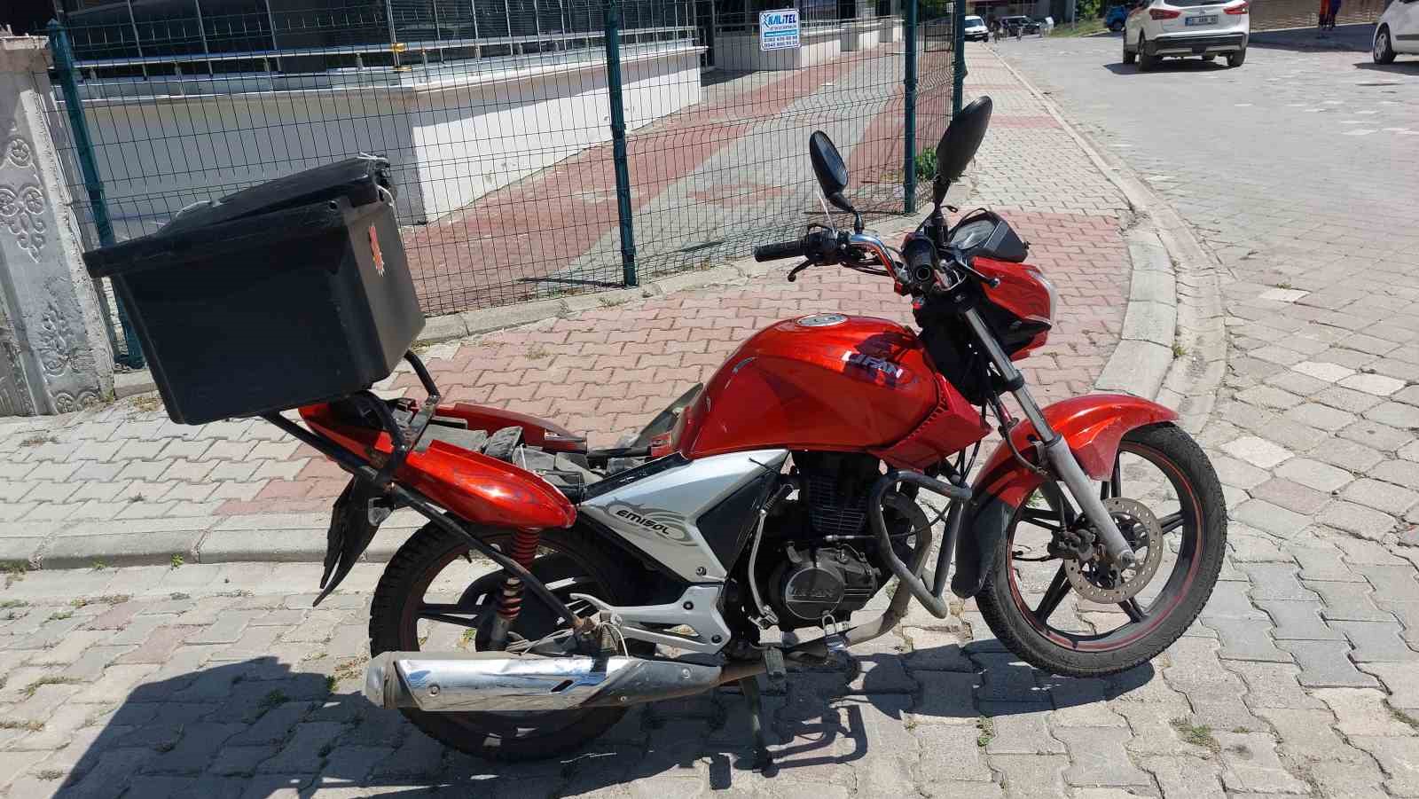 Motosiklet ile hasta servis minib&uuml;s&uuml; &ccedil;arpıştı: 1 yaralı
