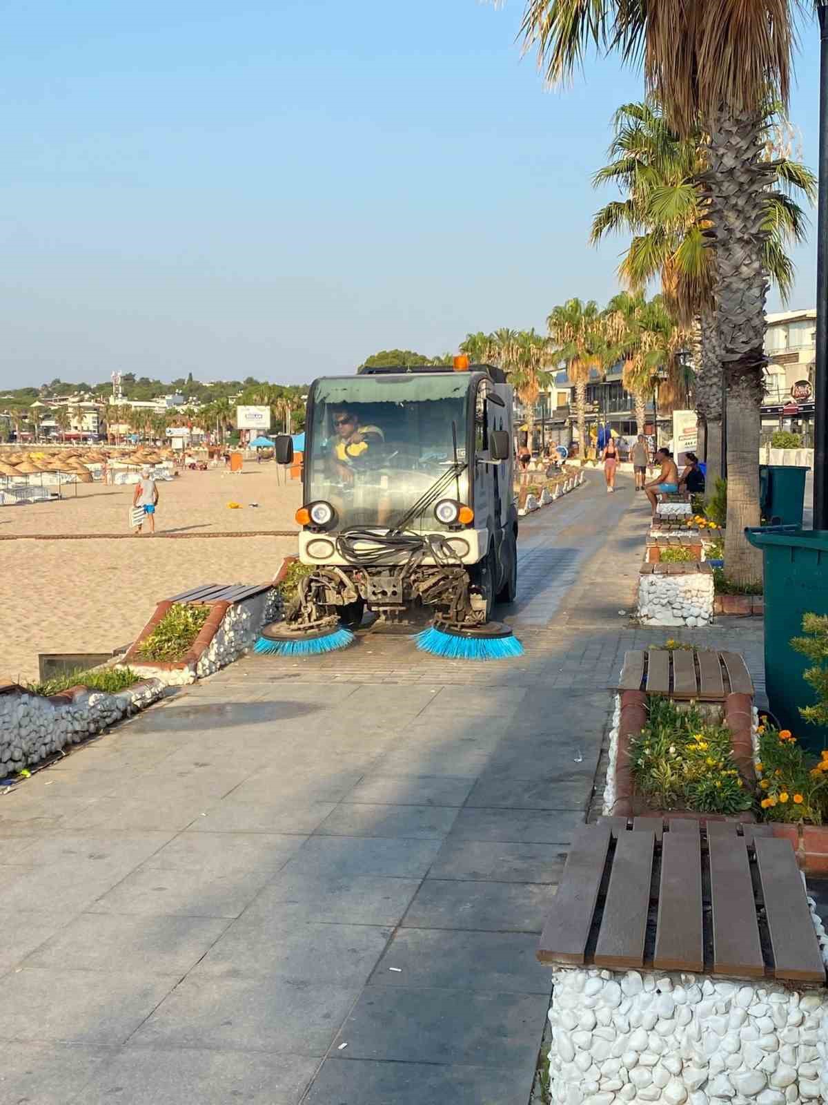 Didim Belediyesi sahil temizliğini aralıksız sürdürüyor