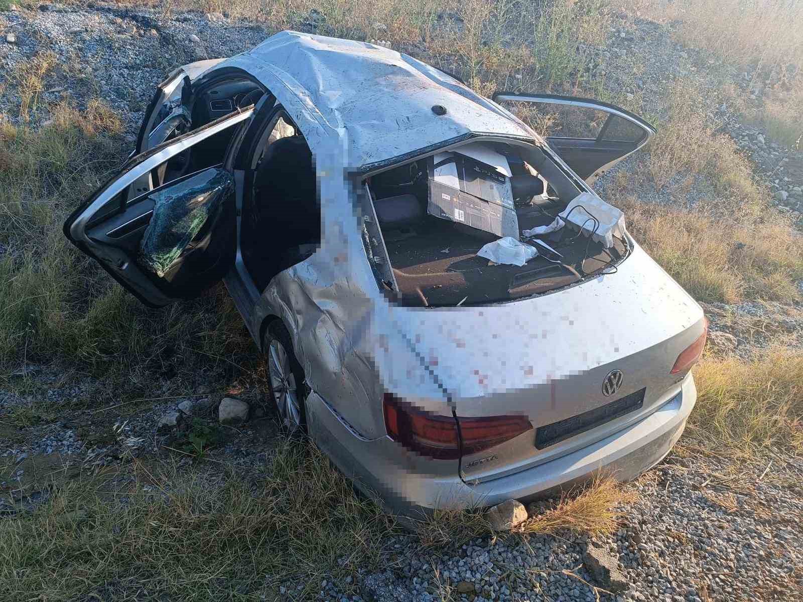 Otomobil zeytin bahçesine uçtu: Baba öldü, eşi ve çocukları yaralandı