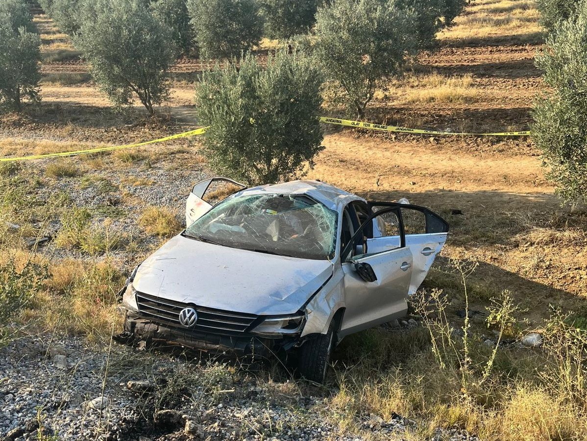 Otomobil zeytin bah&ccedil;esine u&ccedil;tu: Baba &ouml;ld&uuml;, eşi ve &ccedil;ocukları yaralandı 