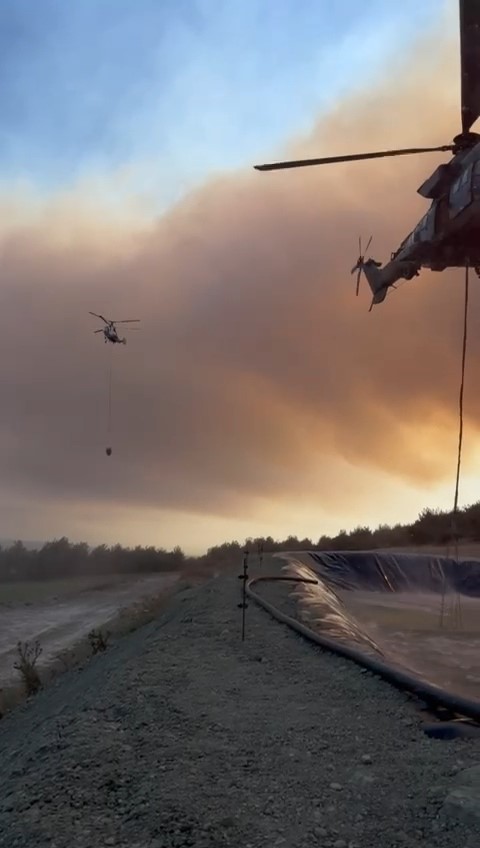 Şark&ouml;y&rsquo;de zamanla yarış: Helikopterler yangınla m&uuml;cadelede suyu havuzdan alıyor
