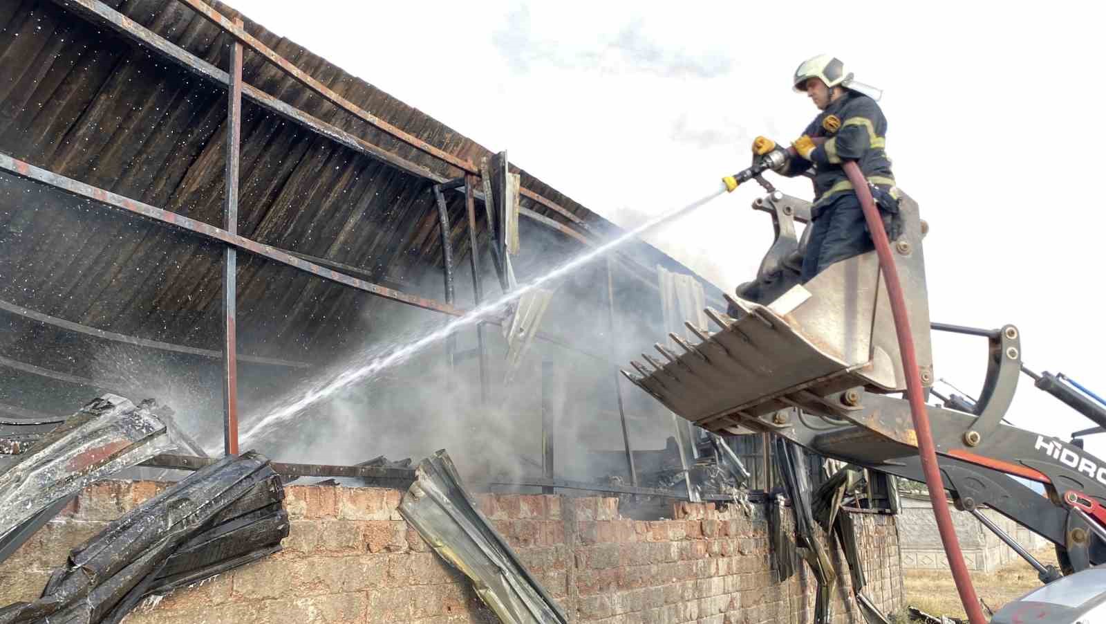 Aksaray’da yapı malzeme deposunda yangın paniği