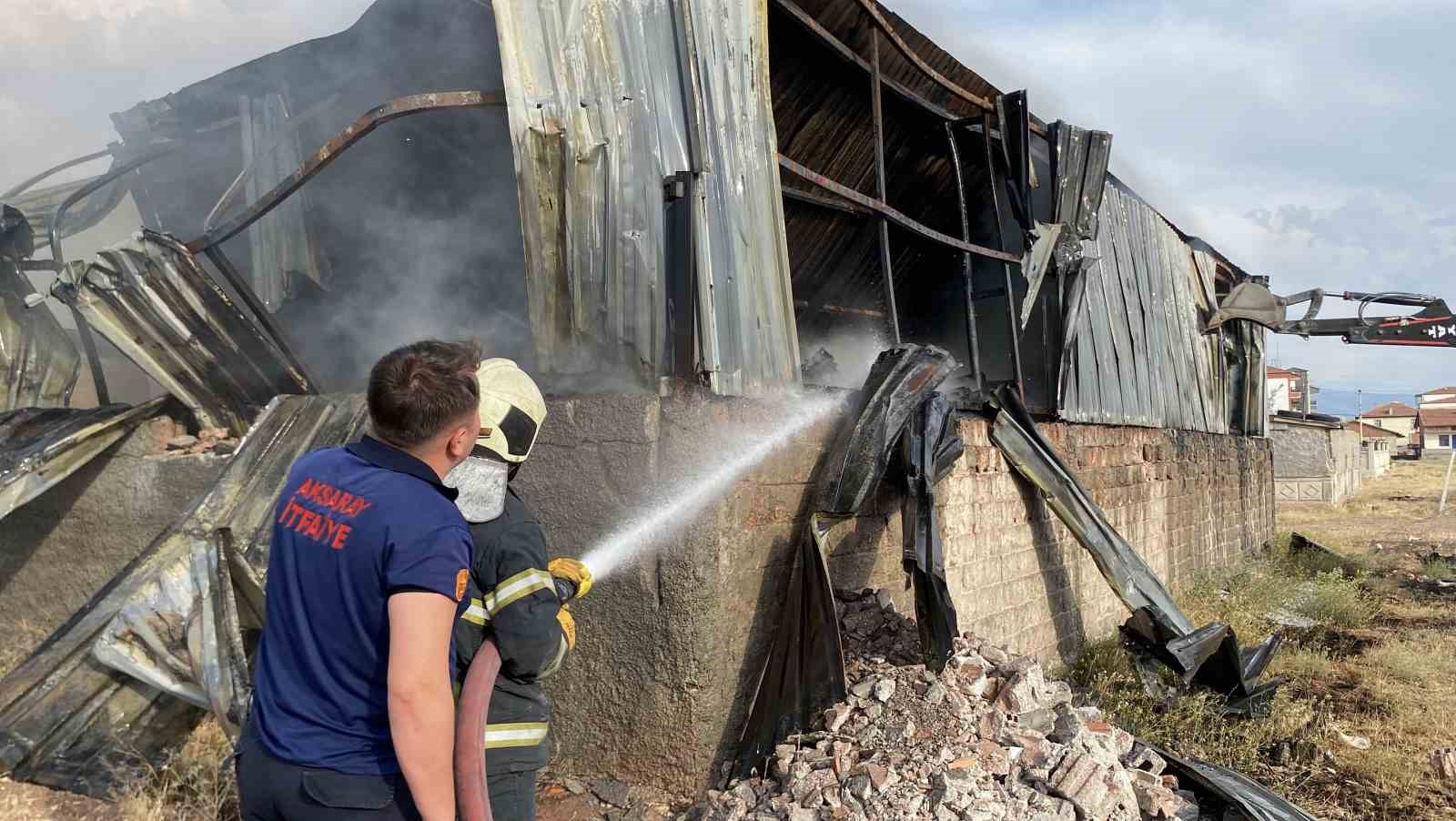 Aksaray&rsquo;da yapı malzeme deposunda yangın paniği
