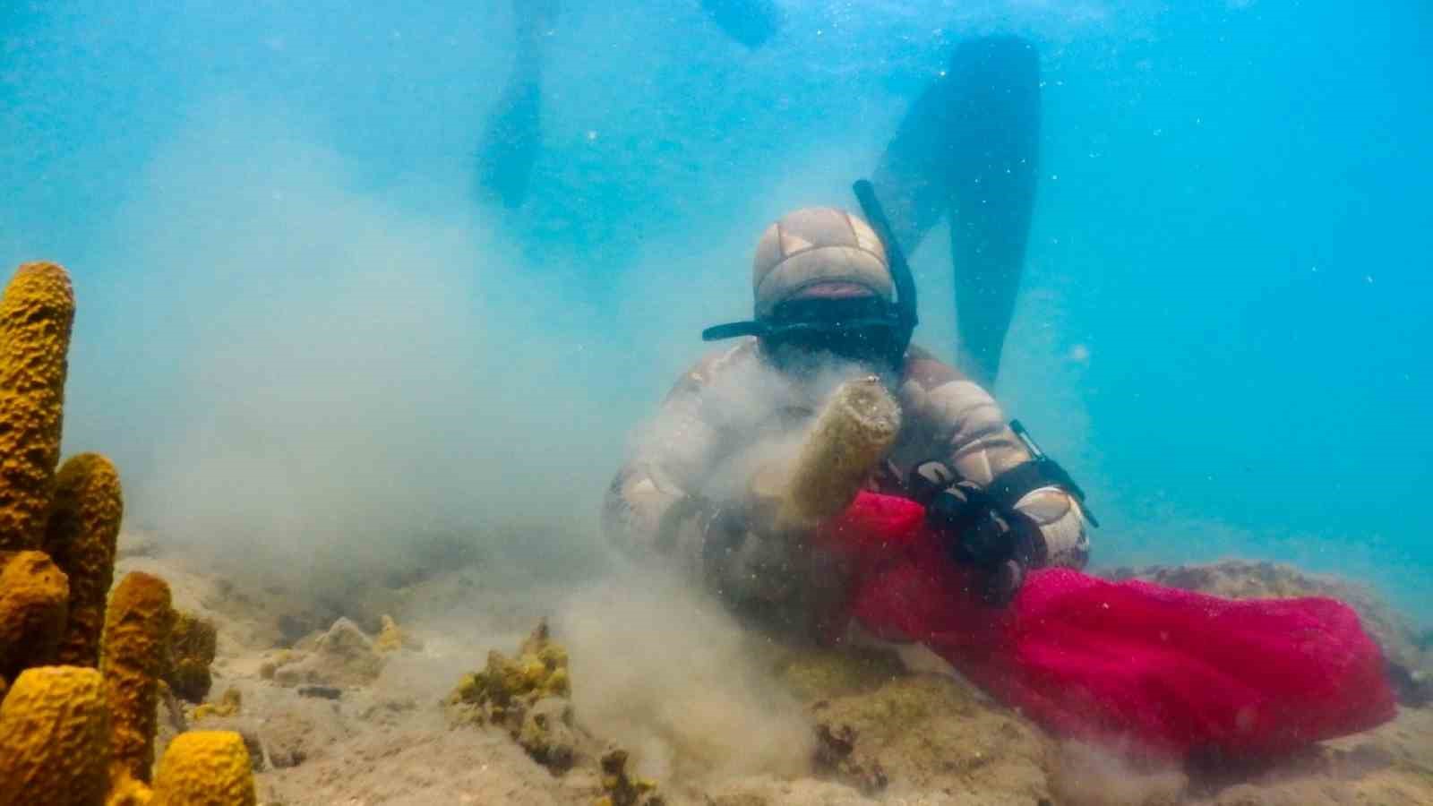 Bodrum’un engin maviliğinde temizlik devam ediyor