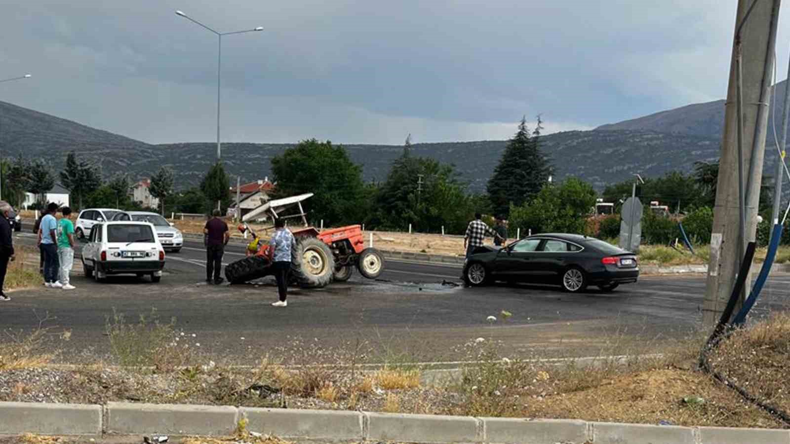 Isparta’da otomobil ile traktör çarpıştı: 2 yaralı