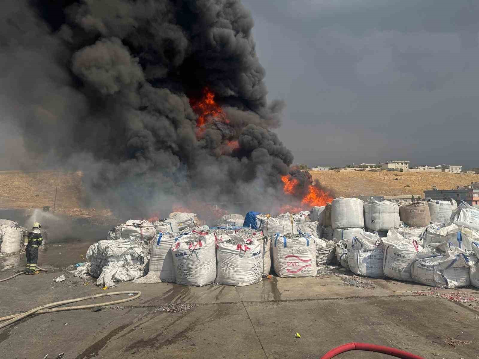 Geri dönüşüm fabrikasında çıkan yangın söndürüldü
