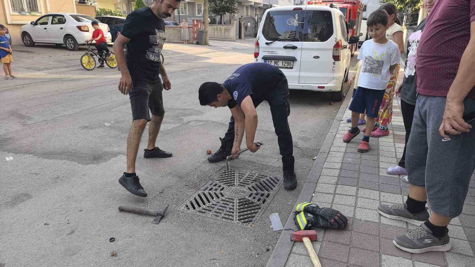 R&ouml;garda mahsur kalan kargayı itfaiye kurtardı
