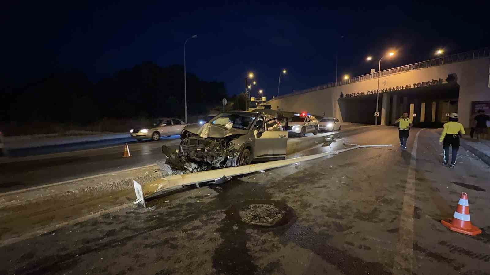 Arnavutköy’de otomobil direğe çarptı: 2 yaralı