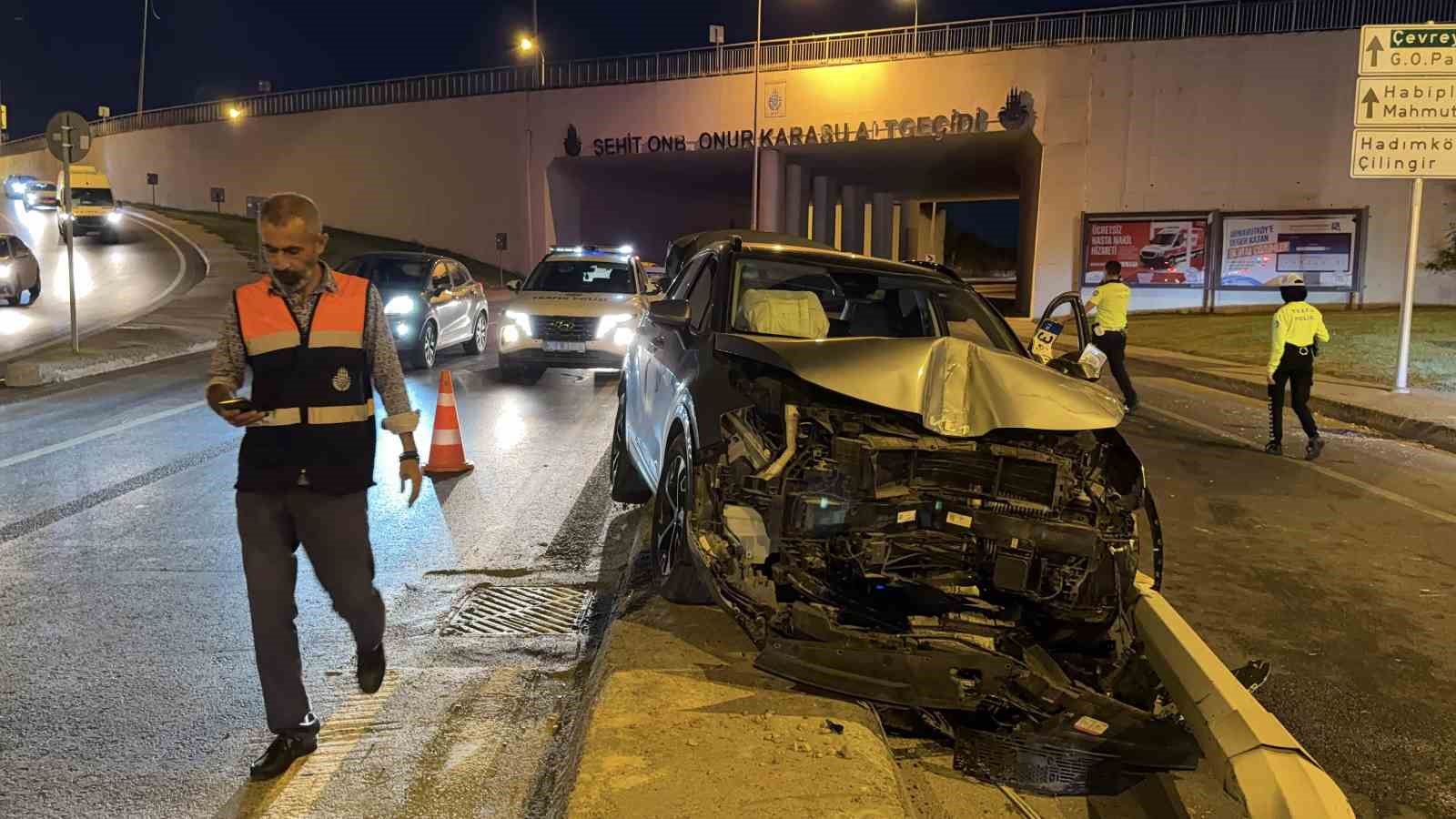 Arnavutk&ouml;y&rsquo;de otomobil direğe &ccedil;arptı: 2 yaralı
