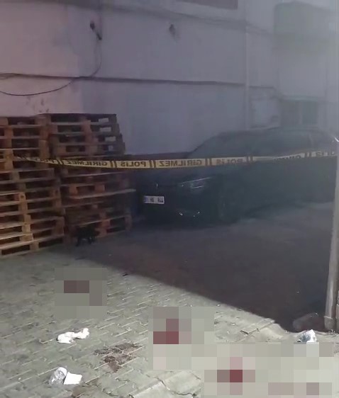 Adana&rsquo;da sokakta bı&ccedil;aklı saldırıya uğrayan bir kişi ağır yaralandı
