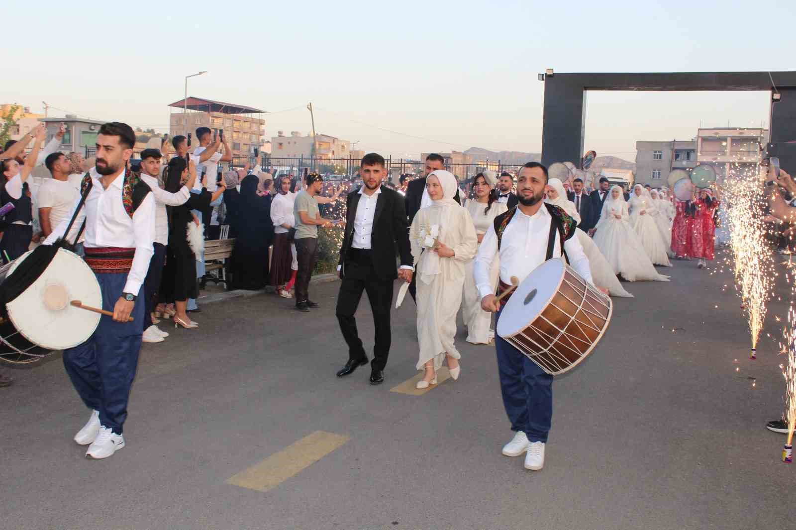 Siirt’te 40 çift toplu nikahla dünyaevine girdi
