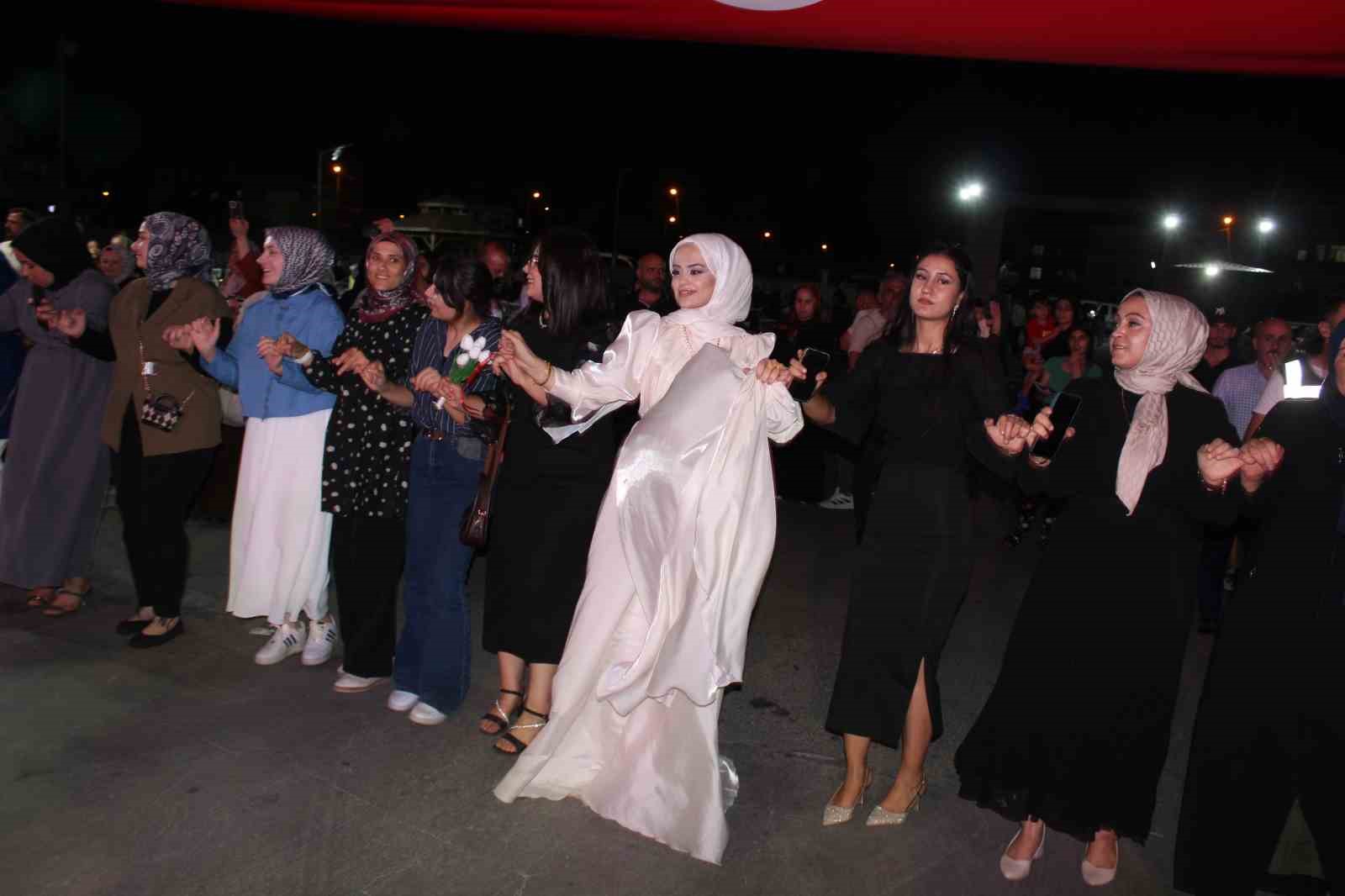 Siirt’te 40 çift toplu nikahla dünyaevine girdi