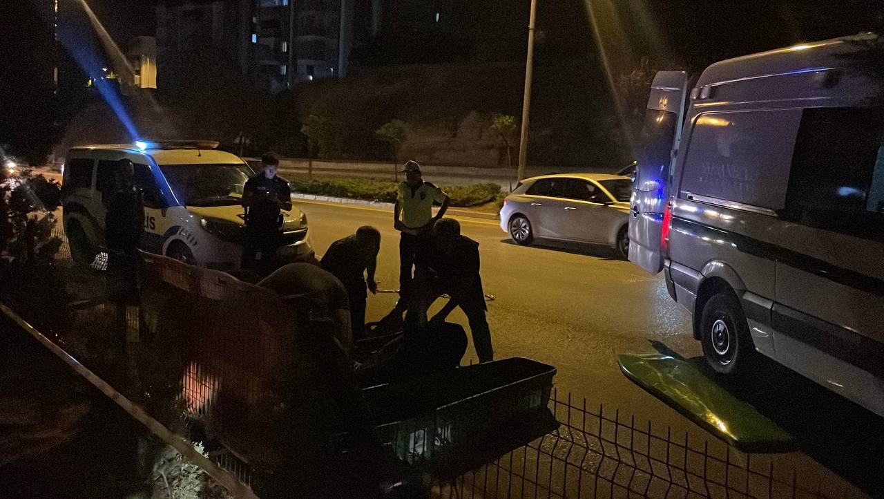 Karab&uuml;k&rsquo;te yolun karşısına ge&ccedil;erken otomobilin &ccedil;arptığı gen&ccedil; hayatını kaybetti
