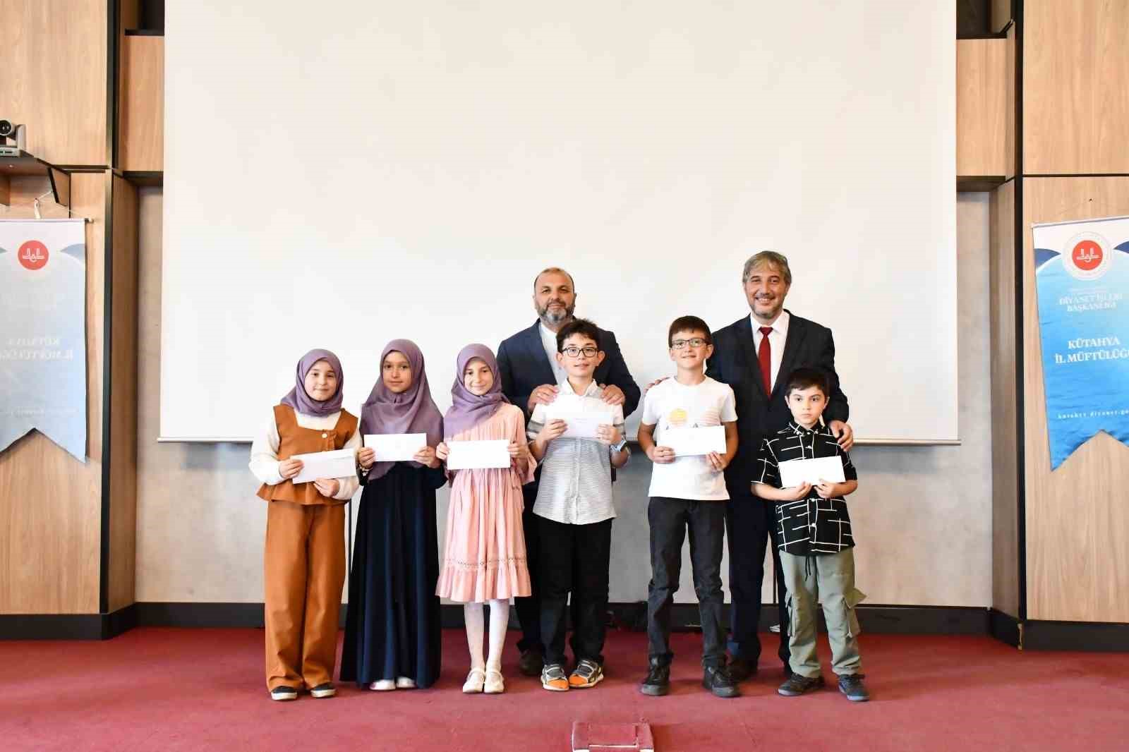 K&uuml;tahya&rsquo;da &rsquo;&Ouml;rg&uuml;n Eğitimle Birlikte Hafızlık Projesi&rsquo; &ouml;ğrencileri &ouml;d&uuml;llendirildi
