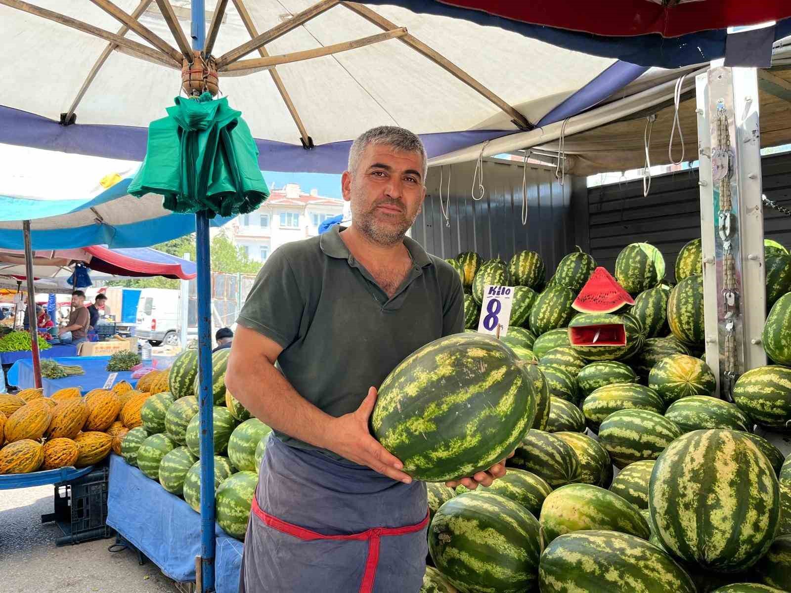 Diğer meyvelerden 20 kat ucuz olmasına rağmen karpuza umulan talep yok