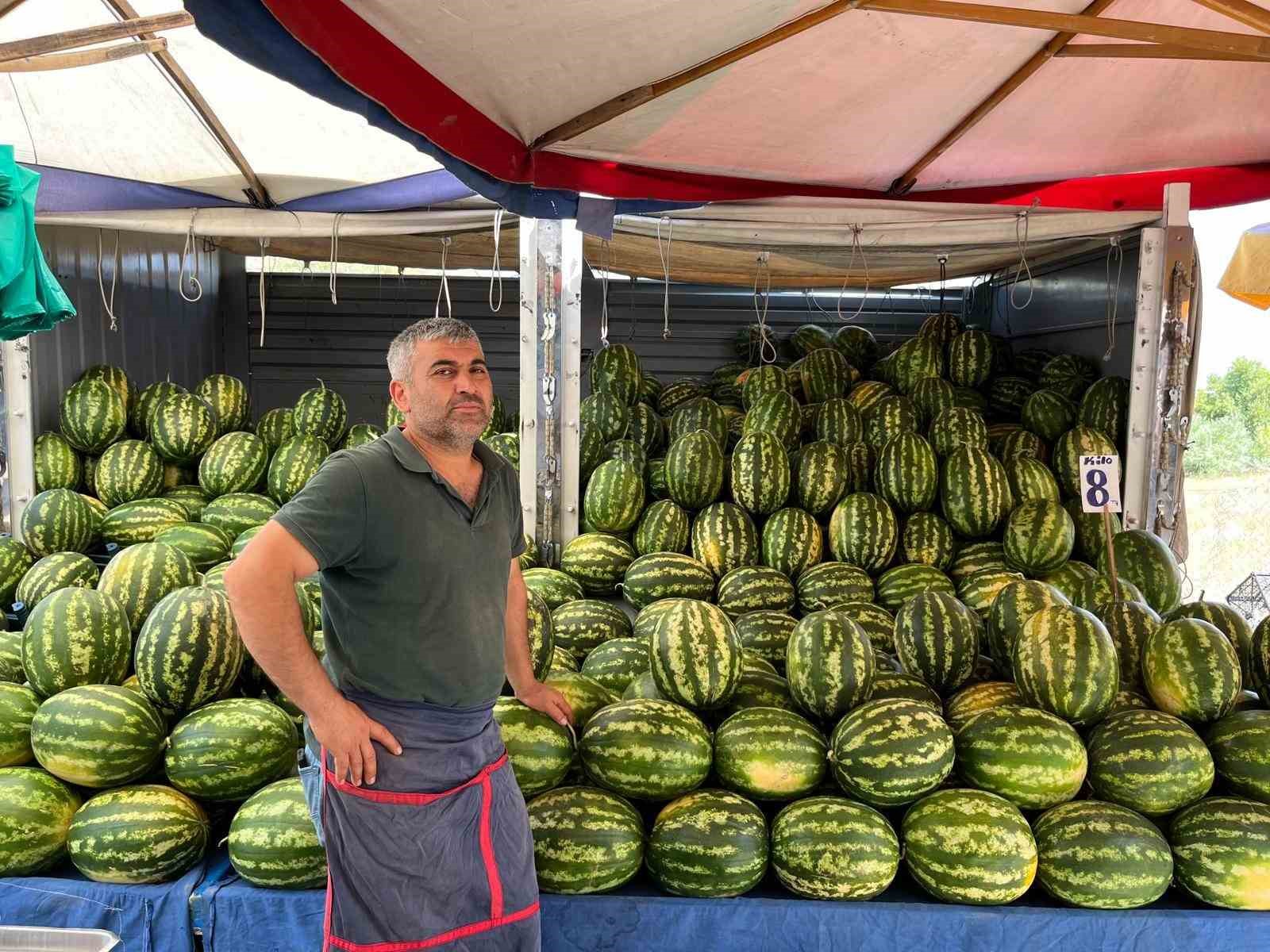 Diğer meyvelerden 20 kat ucuz olmasına rağmen karpuza umulan talep yok