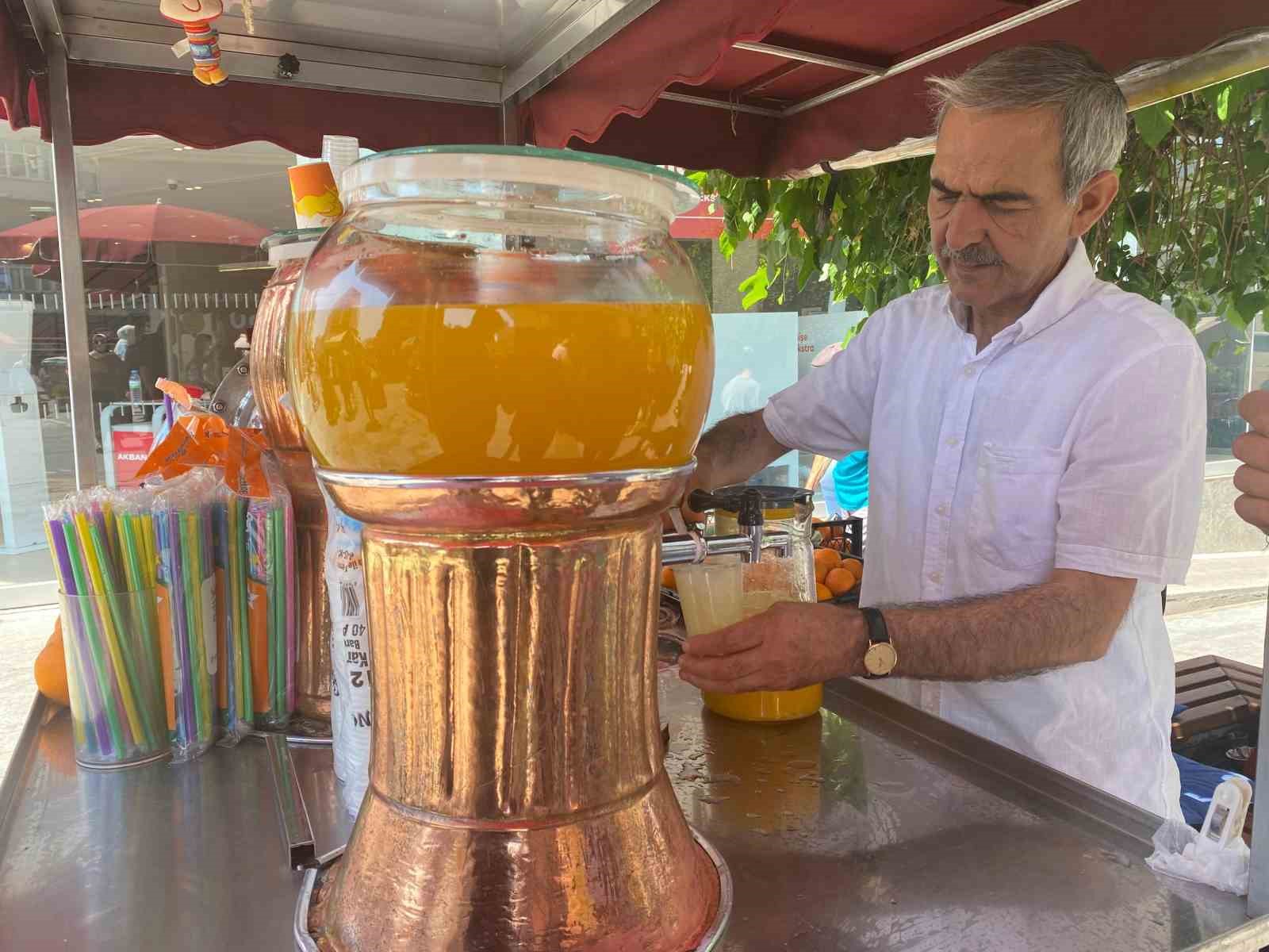 Portakal arabası 80 yıldır Eskişehir sokaklarında
