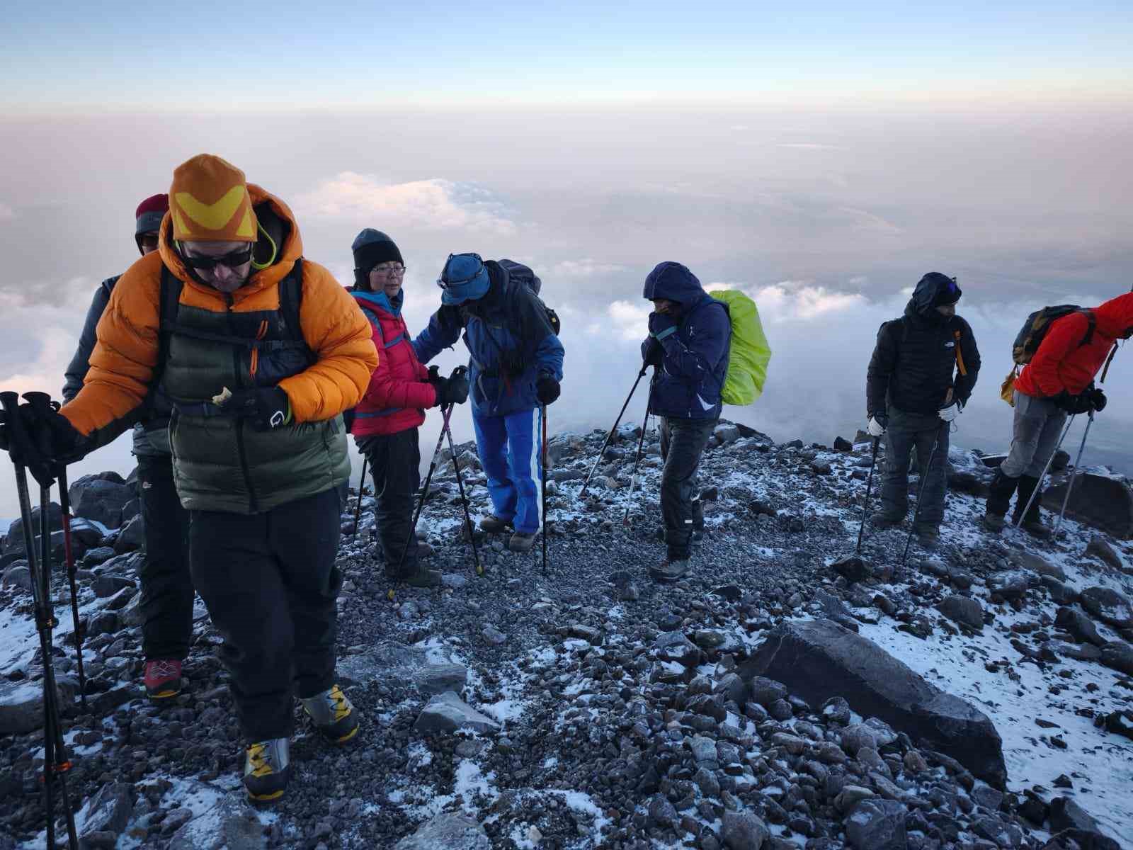 Dünyanın dört bir yanından gelen dağcılar, Ağrı Dağı zirvesine tırmandı