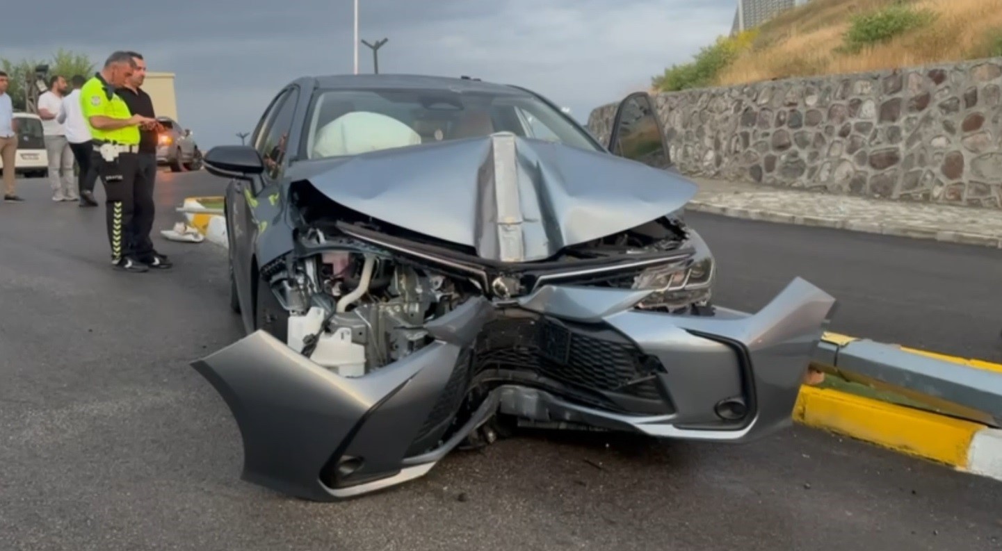 Kaygan yolda direğe çarptı: 1 yaralı