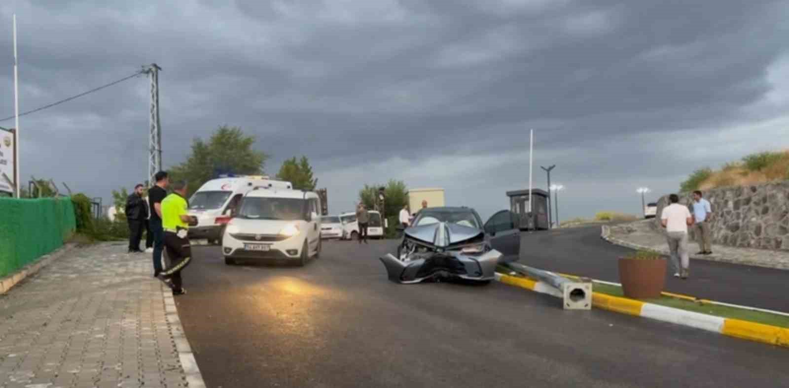 Kaygan yolda direğe çarptı: 1 yaralı